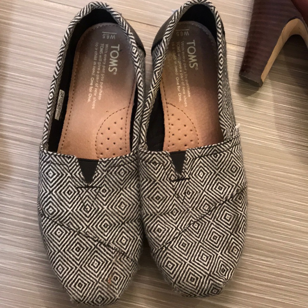 Toms black and white shoes
